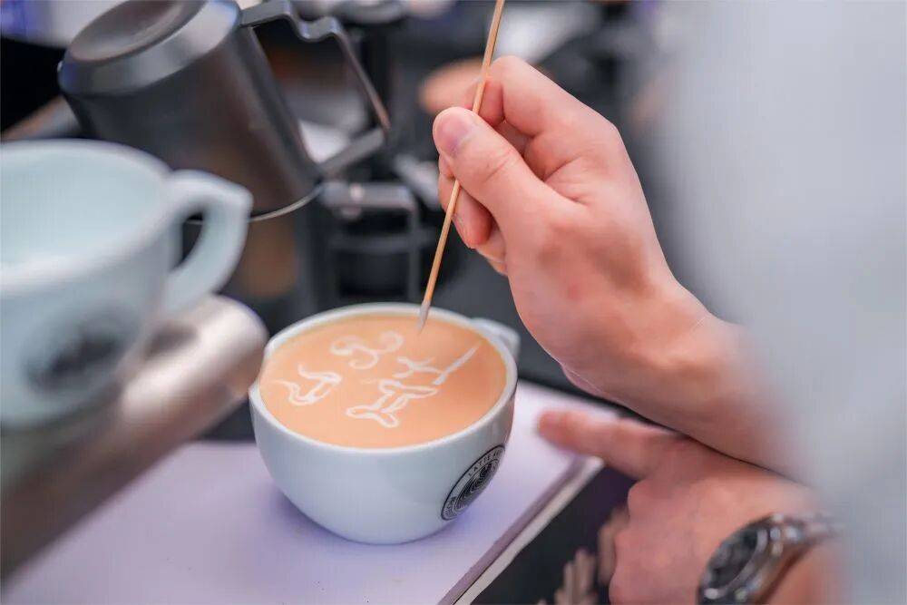 咖啡 菜场里品拿铁 云南把“金豆子”玩出新花样mg不朽情缘游戏试玩人民日报整版力荐！雪山下喝(图3)