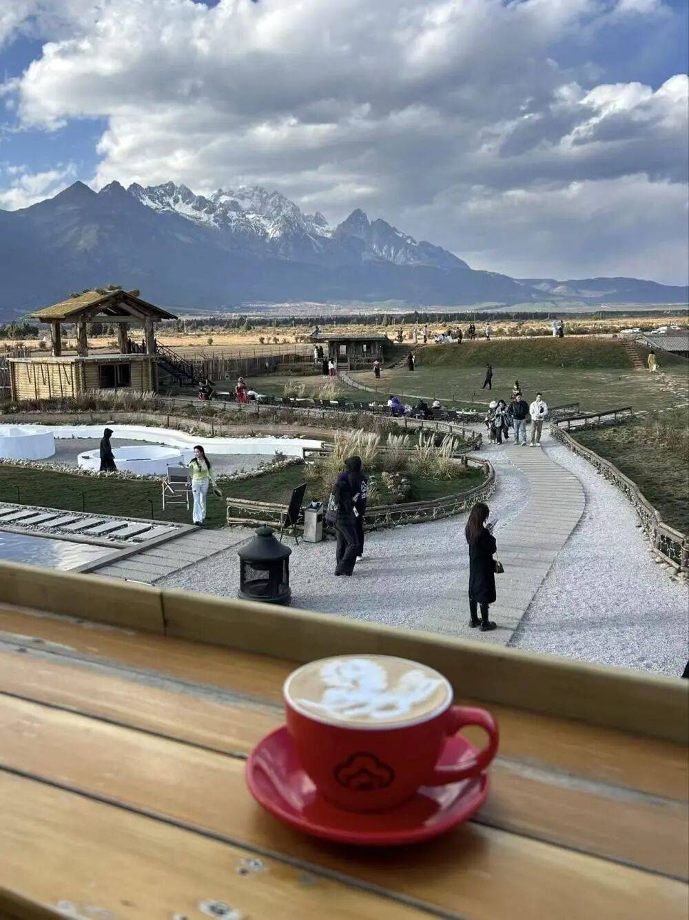 咖啡 菜场里品拿铁 云南把“金豆子”玩出新花样mg不朽情缘游戏试玩人民日报整版力荐！雪山下喝(图4)